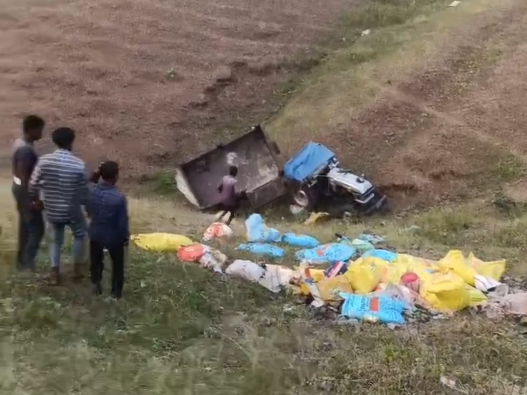 Tractor-trolley overturns in Jhabua, 3 dead, 20 injured in accident ...