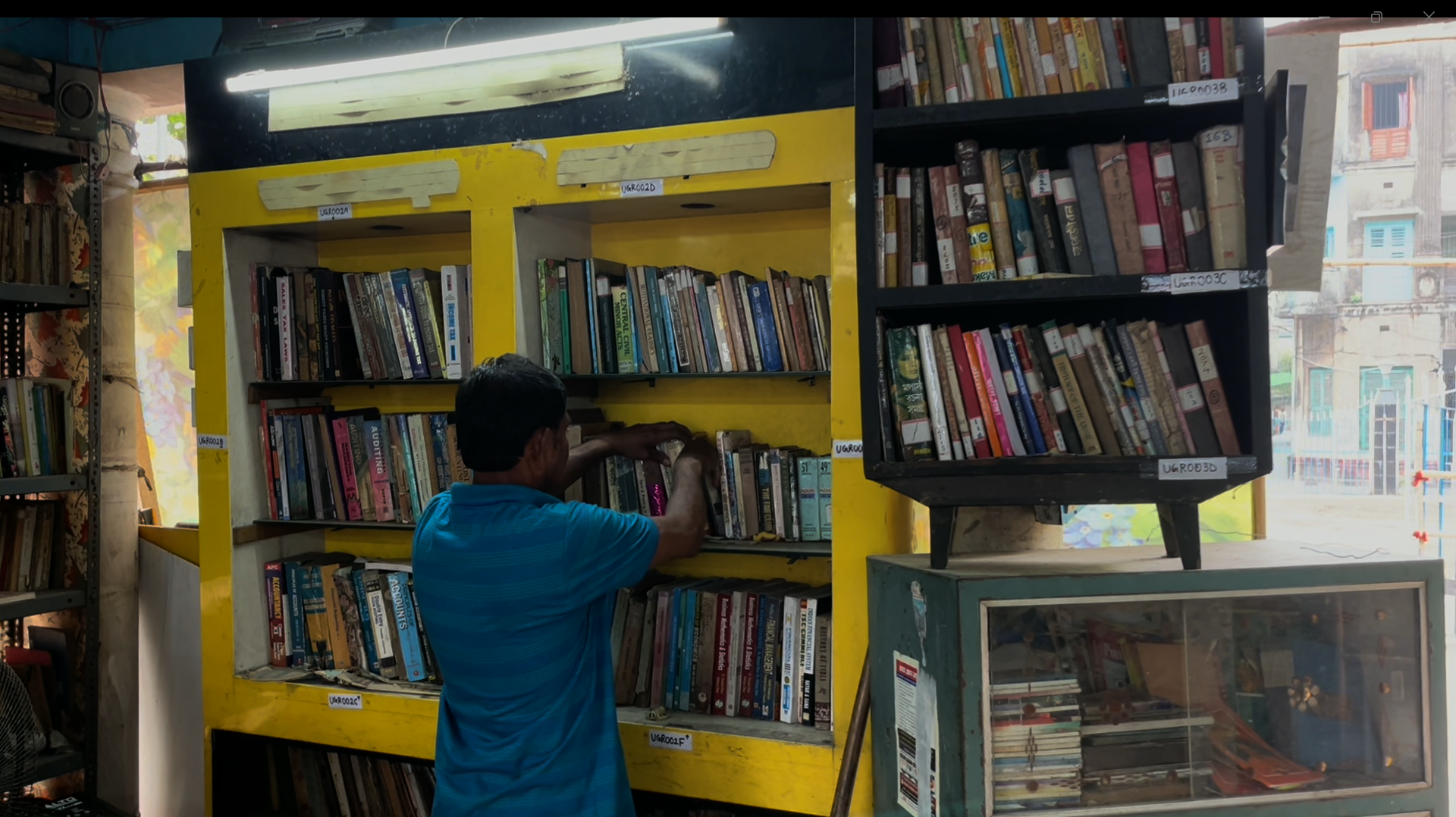 security guard builds 10000 book library north kolkata inspires poor ...