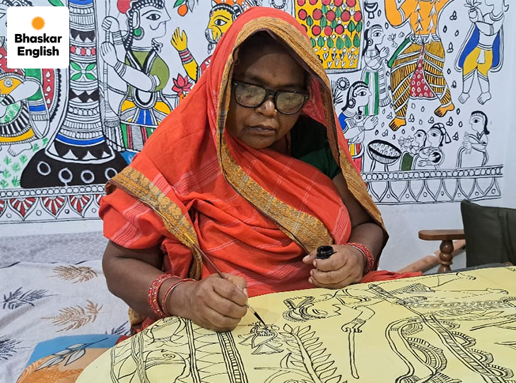 Dulari Devi making a painting. She learned painting in the village with help from Karpuri Majhi. After her daughter's passing, she cleaned utensils in people's homes. She made Madhubani painting her life.