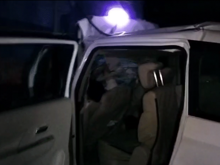 3 killed as car crashes into parked truck in Hajipur: Victims from MP ...