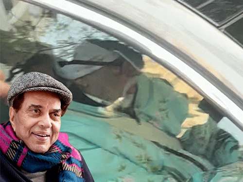 Amitabh Bachchan drives to meet Dharmendra | Bhaskar English