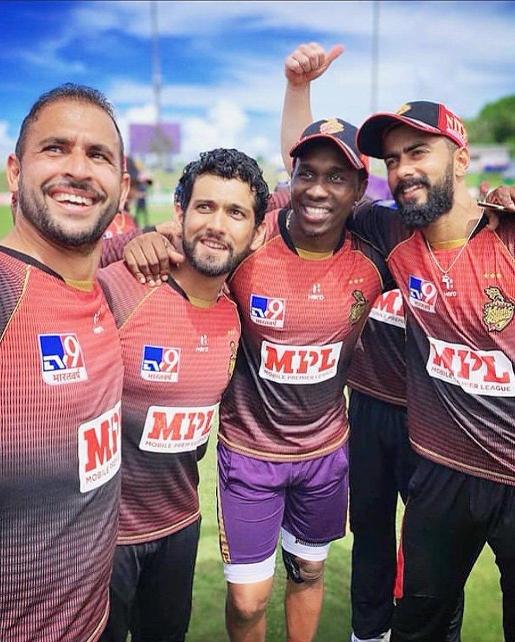 Sikandar Raza posing with Dwayne Bravo and others in 2020