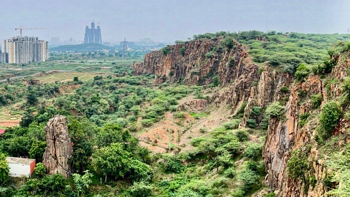 Mining and construction fragment these corridors, disrupt water systems and accelerate land degradation, making the range highly vulnerable and environmentally indispensable.