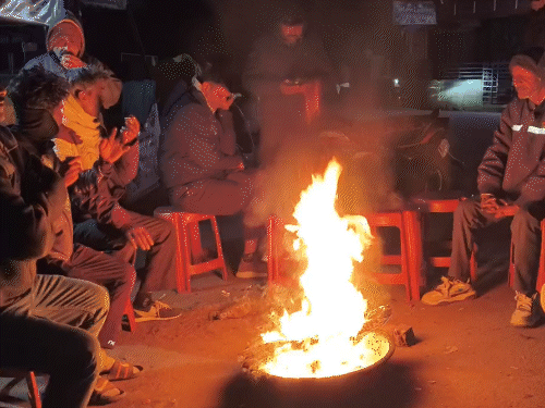 Cold wave grips Gujarat as Naliya records 38 degrees; Single-digit  temperatures chill 11 cities; Mount Abu freezes, icy winds to persist  despite dry forecast