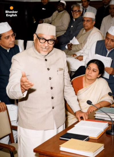 After being released from jail, Raj Narain announced his decision to contest elections against Indira Gandhi in a meeting of opposition parties. (AI Generated)