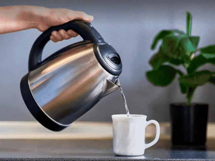 Electric Kettle Safety: 17 Tips, 12 Features to Check, Expert Cleaning