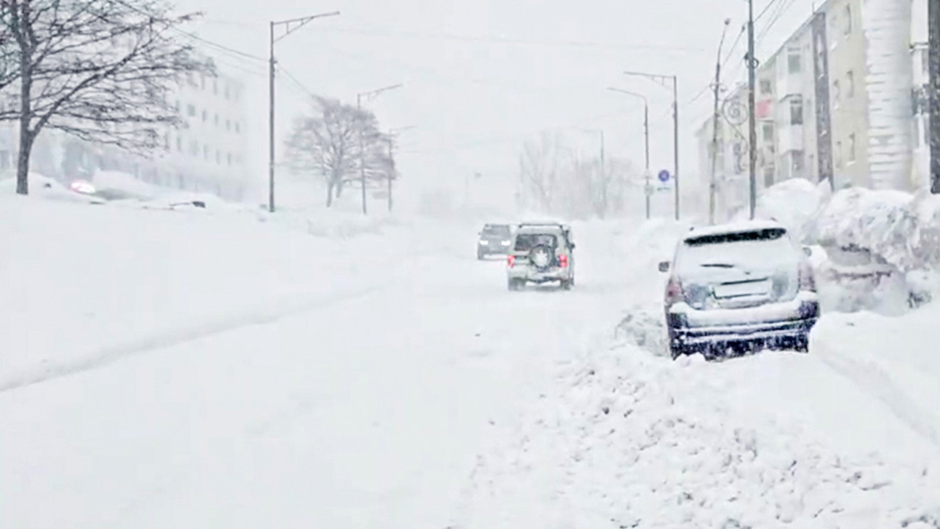Record snowfall in Kamchatka buries buildings under two metres of snow, heaviest in 130 years( Image:X)