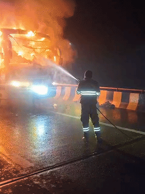 Massive fire in a moving bus on the expressway in Mathura