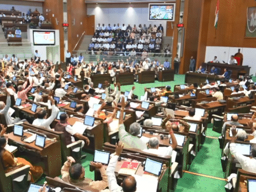 Gujarat Assembly Budget Day: Har Har Mahadev Chants & Mevanis Protest | Italys Quip