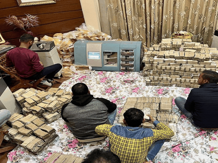 ₹17 Cr Cash, ₹35 Cr Jewellery Found in Ahmedabad Builders Lockers