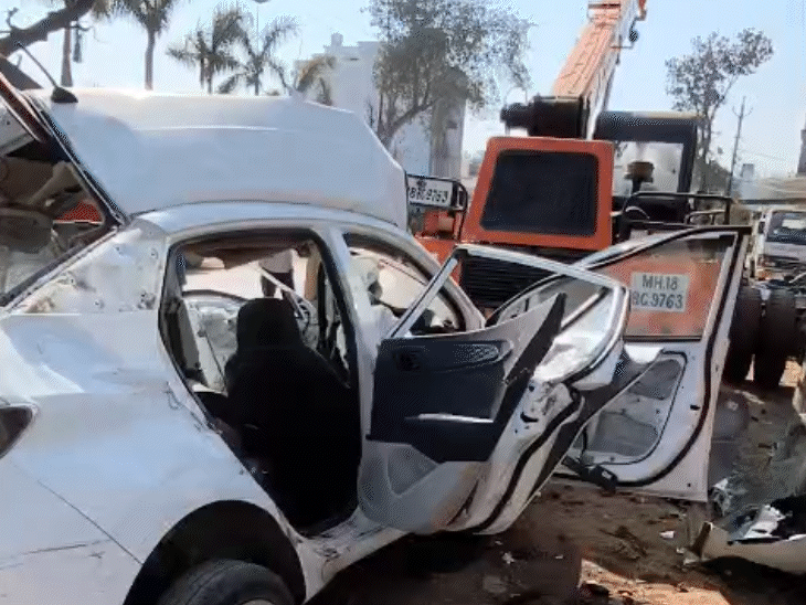 Betul Road Accident: 3 Killed as Speeding Car Hits Crane