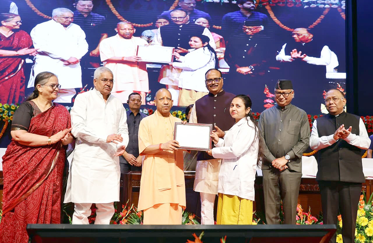 UP CM Yogi Adityanath Hands Over Appointment Letters to Athletes ...