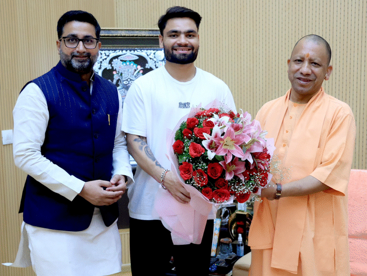UP CM Yogi Adityanath Hands Over Appointment Letters to Athletes ...