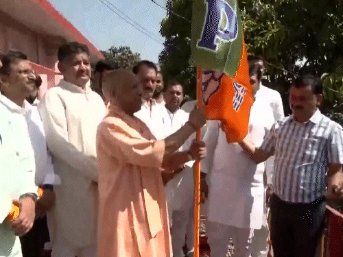 CM Yogi: Ambedkar Statue Shelters; Delhi Assembly Car Incident | UP Evening Wrap