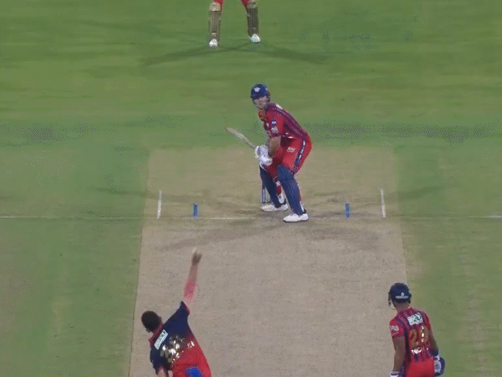 Virat Kohli applauds Mitchell Marsh's 111-run knock.