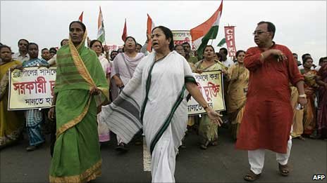 On May 20, 2011, after taking oath as Chief Minister, Mamata walked from Raj Bhavan to Writers’ Building with thousands of supporters behind her.