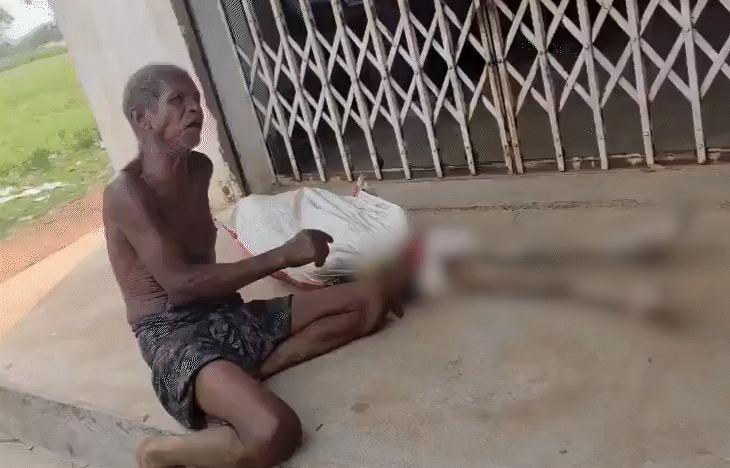 Jeetu Munda brought his sister's skeleton and placed it on the stairs. The police persuaded him and sent him back from here.