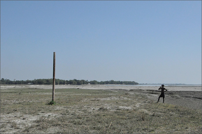 Iron boundary pillars marking the India-Bangladesh border at Mekhligunj in West Bengal are frequently submerged during the monsoon season. (Photo ORF, 2016 )