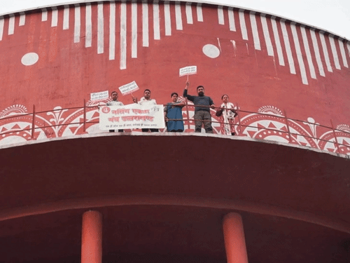वर्षवार भर्ती को लेकर महिला कांग्रेस प्रदेश अध्यक्ष ज्योति रौतेला समेत 5 लोग टंकी पर चढ़ गए. - भास्कर इंग्लिश