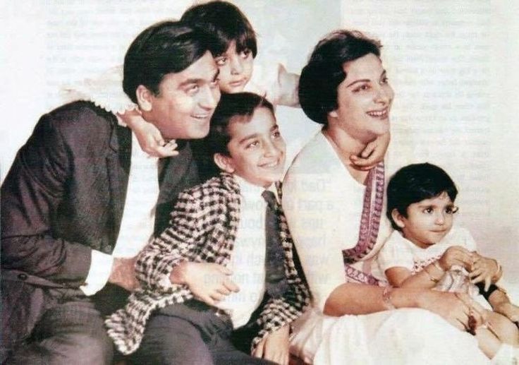 Sanjay Dutt with father Sunil Dutt, mother Nargis Dutt, and two sisters, Priya and Namrata.