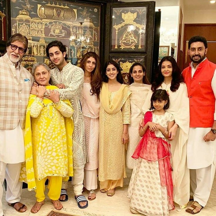 ऐश्वर्या अक्सर अपने रिश्ते की झलकियाँ साझा करते हुए अपने करियर को बनाए रखते हुए परिवार को प्राथमिकता देने की बात करती रही हैं।