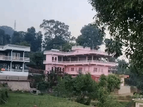 अल्मोड़ा में सुबह से ही तेज धूप के बीच गर्म हवाओं का अहसास हुआ। - भास्कर इंग्लिश