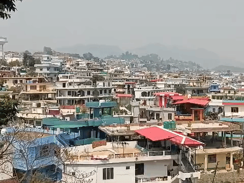शुक्रवार सुबह पिथौरागढ़ में धूप खिली और दोपहर होते-होते यहां गर्मी और उमस का असर बढ़ता जा रहा है - भास्कर इंग्लिश