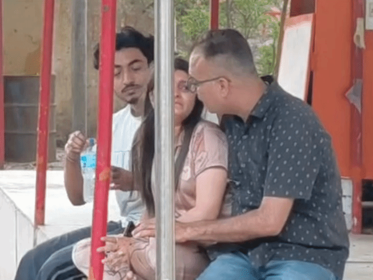 पिता की मौत के बाद रोती हुई बेटी मानसी की तस्वीर. - भास्कर इंग्लिश