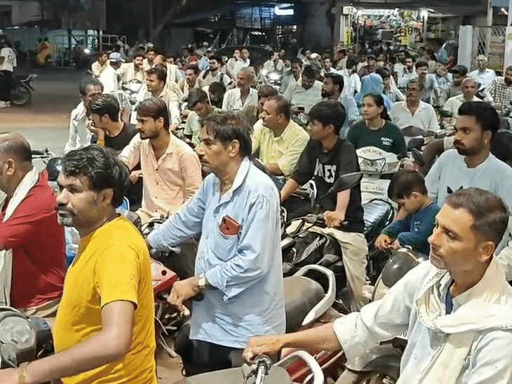 ऐसा नजारा मंगलवार शाम को नर्मदापुरम के पेट्रोल पंपों पर देखने को मिला। - भास्कर इंग्लिश