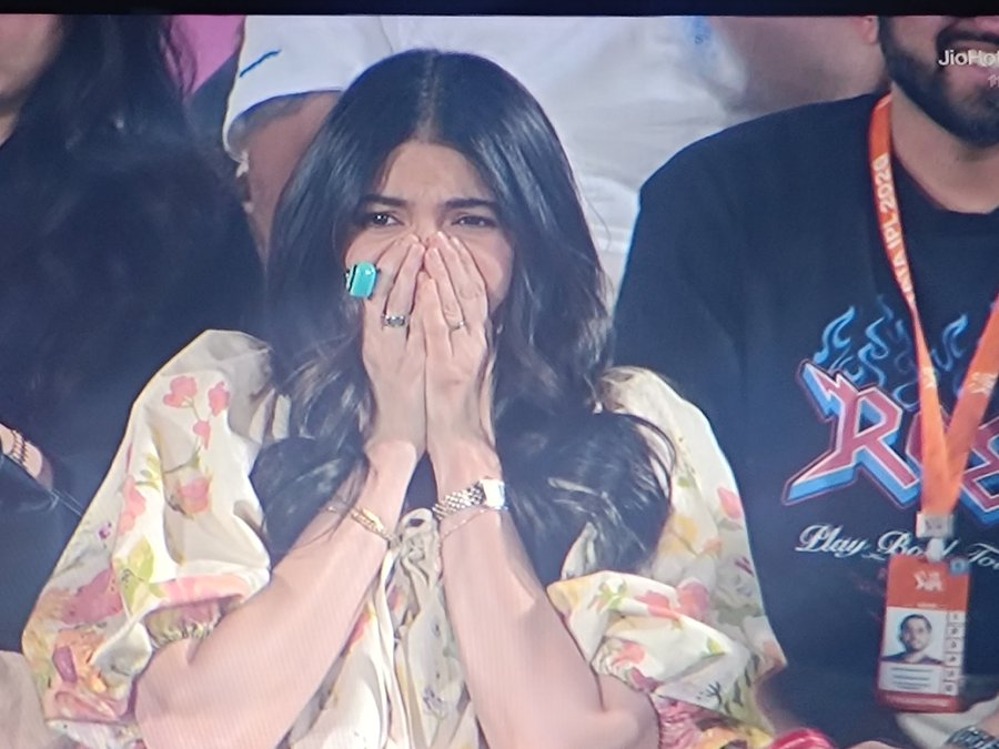 Anushka Sharma covered her face in disappointment after Kohli's wicket. (Credits: X)