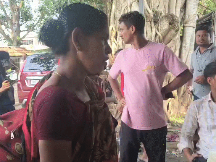 स्वरूपनगर पुलिस प्रवासी पहचान दस्तावेज एकत्र कर रही है।