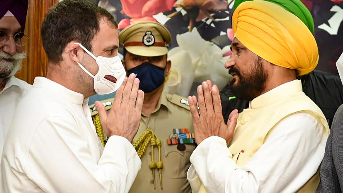 पंजाब के मुख्यमंत्री के रूप में चरणजीत सिंह चन्नी के शपथ लेने के बाद राहुल गांधी ने उन्हें बधाई दी।