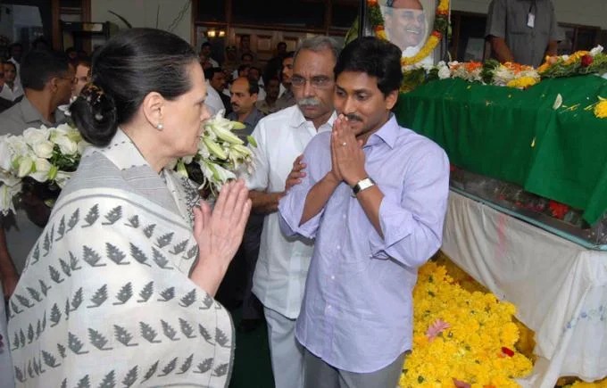 4 सितंबर 2009 को जगन मोहन रेड्डी के पिता, मुख्यमंत्री वाईएसआर, की आंध्र प्रदेश के नल्लामाला जंगलों में एक हेलीकॉप्टर दुर्घटना में मृत्यु हो गई थी, के दो दिन बाद सोनिया गांधी ने जगन मोहन रेड्डी को सांत्वना दी।