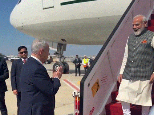 नेतन्याहू ने हाथ जोड़कर पीएम मोदी का अभिवादन किया. दोनों नेताओं ने एक दूसरे को गले भी लगाया
