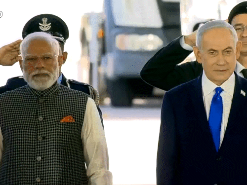 इजरायली प्रधानमंत्री नेतन्याहू (दाएं) ने एयरपोर्ट पर पीएम मोदी का स्वागत किया