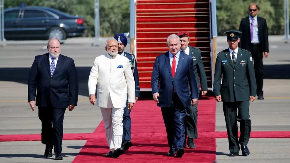 ये तस्वीर 2017 की है, जब पीएम मोदी ने इजरायल का दौरा किया था. उनके स्वागत के लिए बेंजामिन नेतन्याहू एयरपोर्ट पर पहुंचे थे