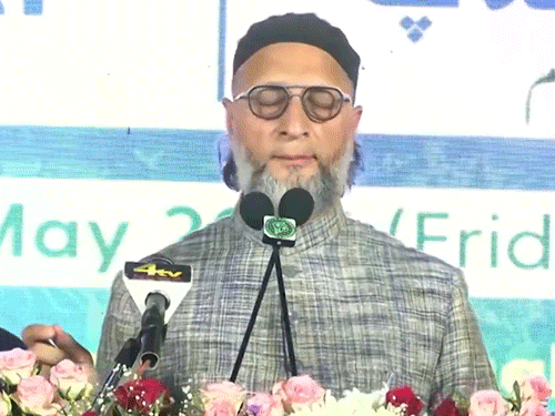 एआईएमआईएम प्रमुख असदुद्दीन ओवैसी शुक्रवार को हैदराबाद में आयोजित ईद मिलाप कार्यक्रम में शामिल हुए - भास्कर इंग्लिश