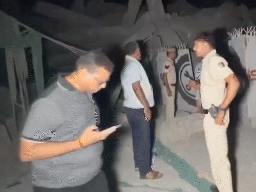 हादसे में घायल एक व्यक्ति को एंबुलेंस से अस्पताल भेजा गया.