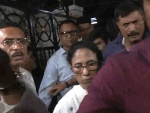 रविवार शाम को ममता बनर्जी अपने भतीजे अभिषेक बनर्जी के घर गईं. उन्होंने उनका हालचाल पूछा. - भास्कर इंग्लिश