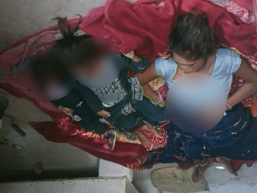 घटना की जानकारी मिलते ही रिश्तेदार व ग्रामीण अनिता के घर पहुंच गये. - भास्कर इंग्लिश