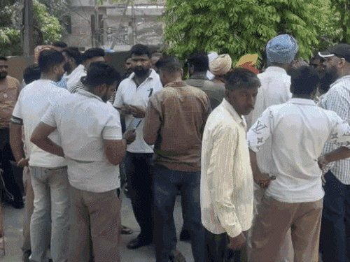 लुधियाना में अस्पताल के बाहर मौजूद परिवार के सदस्य। एसडीएम जसलीन भुल्लर फैक्ट्री पहुंचीं। - भास्कर इंग्लिश