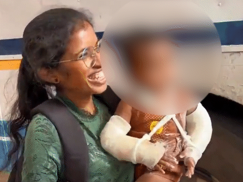 दो हफ्ते पहले आरोपी मां एक व्लॉगर के वीडियो में बच्चे के साथ रिकॉर्ड हुई थी. उस वक्त बच्चे के दोनों हाथों पर प्लास्टर लगा हुआ था. - भास्कर इंग्लिश