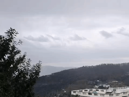 पहाड़ों पर बादल छाए हुए हैं. तस्वीर अल्मोडा की है. - भास्कर इंग्लिश