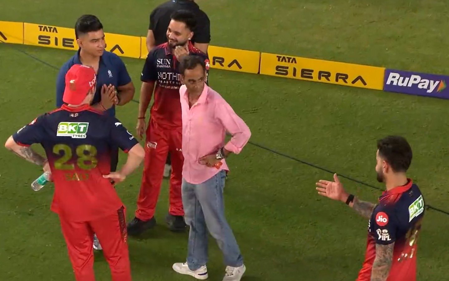 Vaibhav Sooryavanshi greets Virat Kohli with folded hands (Credits: JioHotstar)