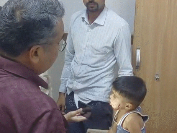 वर्षांक आंगन में खेल रहा था तभी कुत्ते ने हमला कर दिया। - भास्कर इंग्लिश
