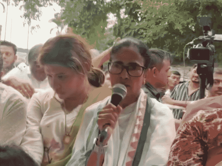 ममता ने मंगलवार को धरना स्थल से पार्टी कार्यकर्ताओं को संबोधित किया. - भास्कर इंग्लिश