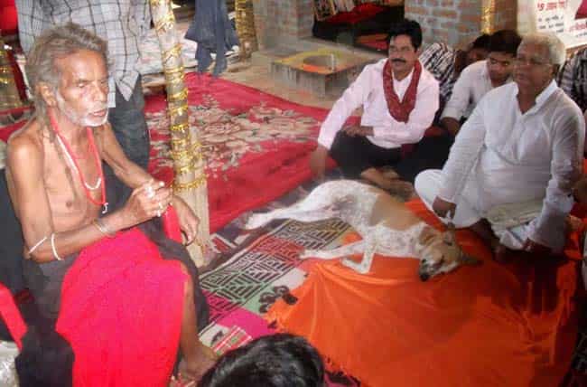 राजद प्रमुख लालू प्रसाद मिर्ज़ापुर जिले के विंध्याचल में अपने गुरु पगला बाबा के आश्रम में। (पीटीआई फोटो)