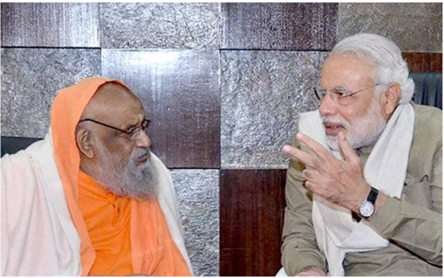 स्वामी दयानंद के साथ प्रधान मंत्री नरेंद्र मोदी (स्रोत: http://www.apbjp.org)