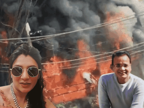 दिल्ली के मालवीय नगर के होटल में लगी आग का दृश्य. इनसेट में सीए विवेक और उनकी पत्नी टार्जनी अग्रवाल की फाइल फोटो दिखाई गई है - भास्कर इंग्लिश