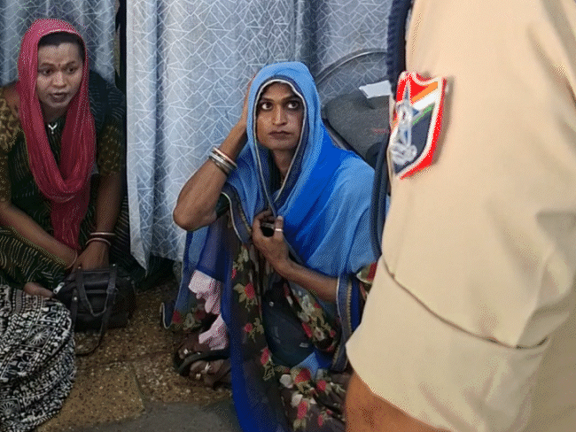 आरपीएफ थाने में पकड़े गए फर्जी हिजड़ों से पूछताछ करती रेलवे पुलिस। - भास्कर इंग्लिश